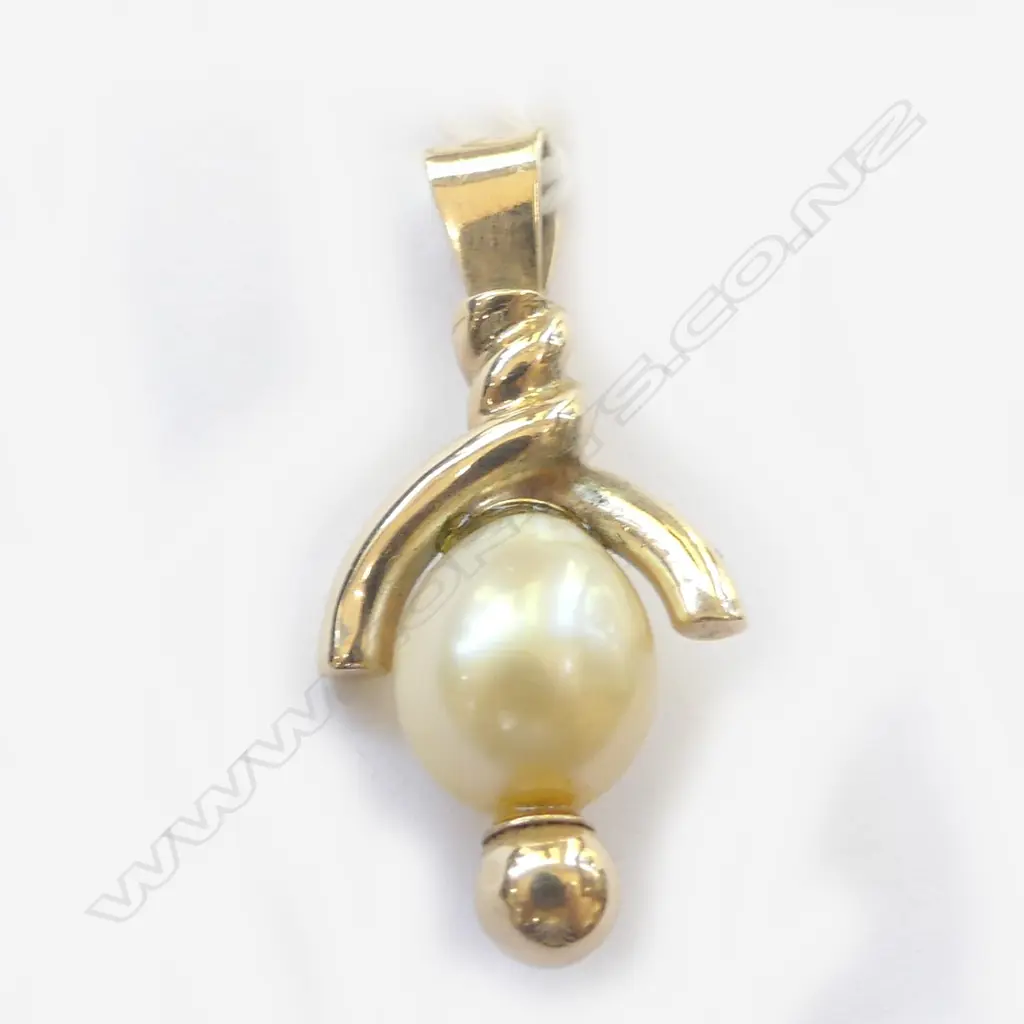 9CT GOLD AND PEARL PENDANT Image 1++