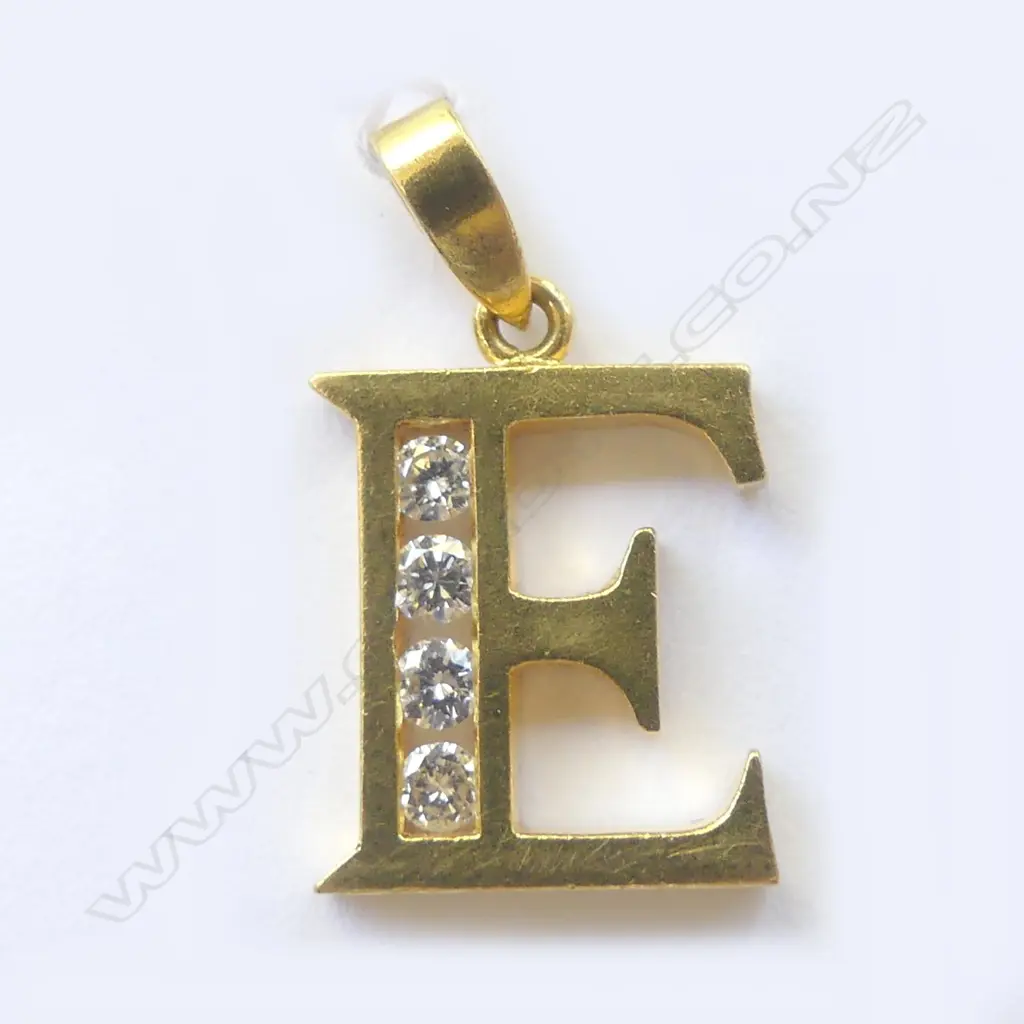 18CT (OR HIGHER) YELLOW GOLD INITIAL 'E' & 4 DIAMOND PENDANT, H. 14MM, 3 GM Image 1++