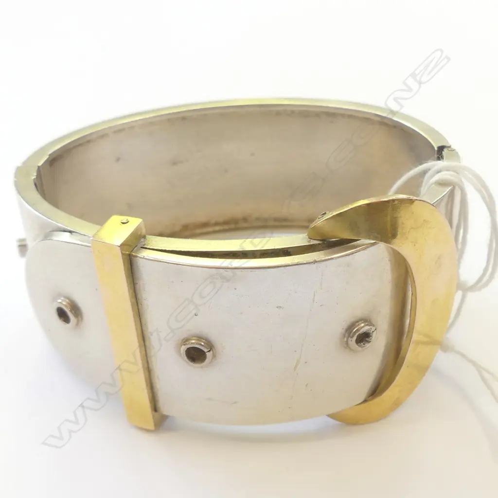 LG BANGLE IN SHAPE OF BELT BUCKLE, W. 26MM Image 1++