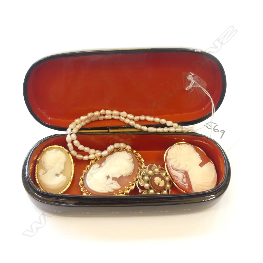 SMALL RUSSIAN PAPIER MACHE JEWELLERY BOX SIGNED & JEWELLERY, Image 1++