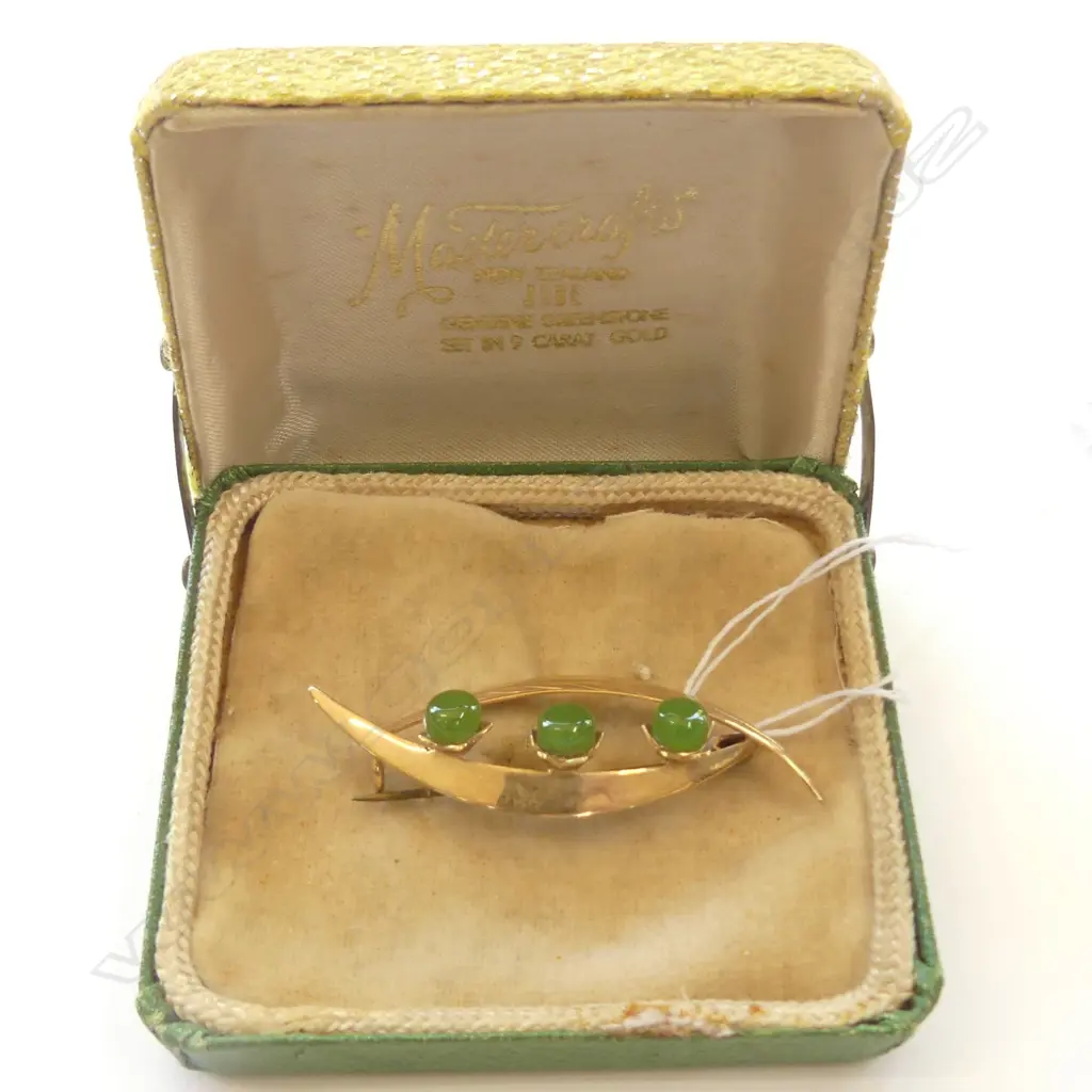 9CT GOLD THREE GREENSTONE LEAF BROOCH Image 1++