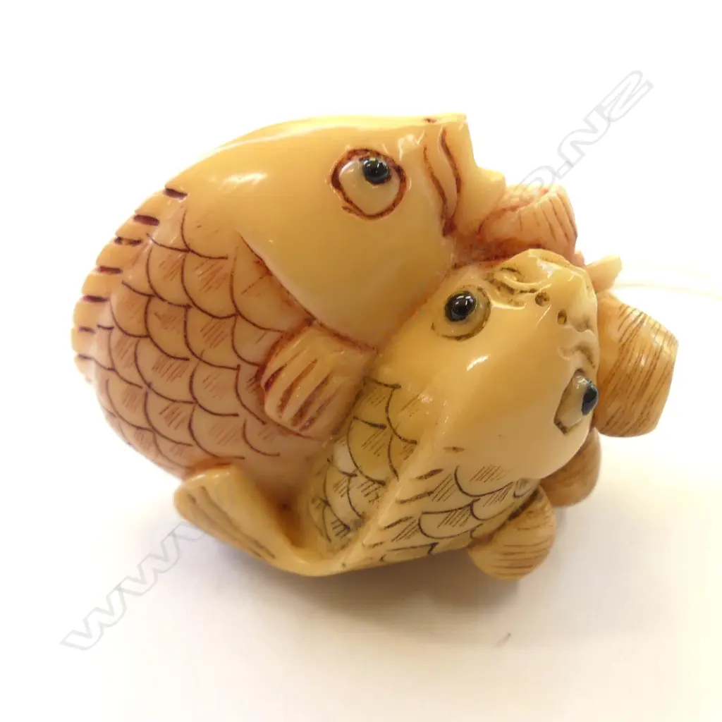 NETSUKE OF TWO KOI FISH WITH LOTUS PLANT, 50MM Image 1++