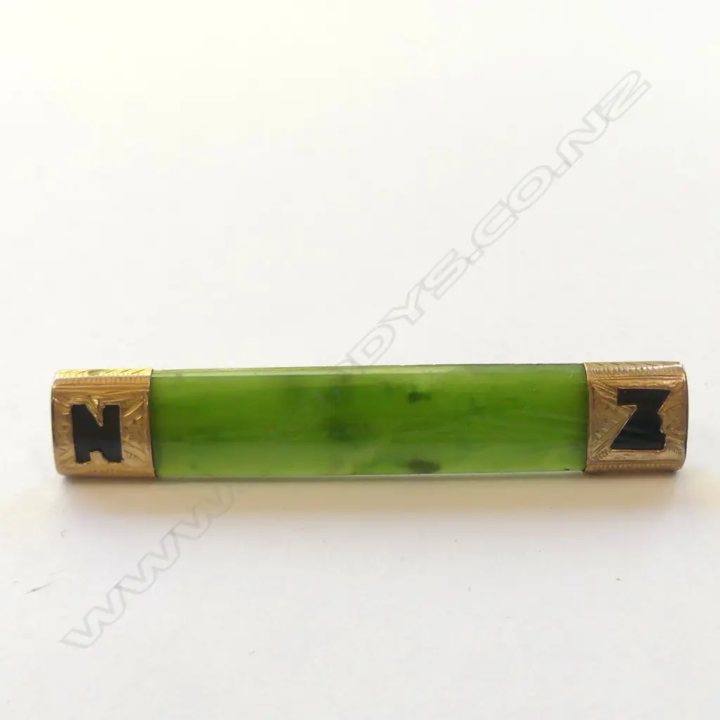 9CT GOLD GREENSTONE 'N.Z.' BAR BROOCH, L 56MM Image 1++