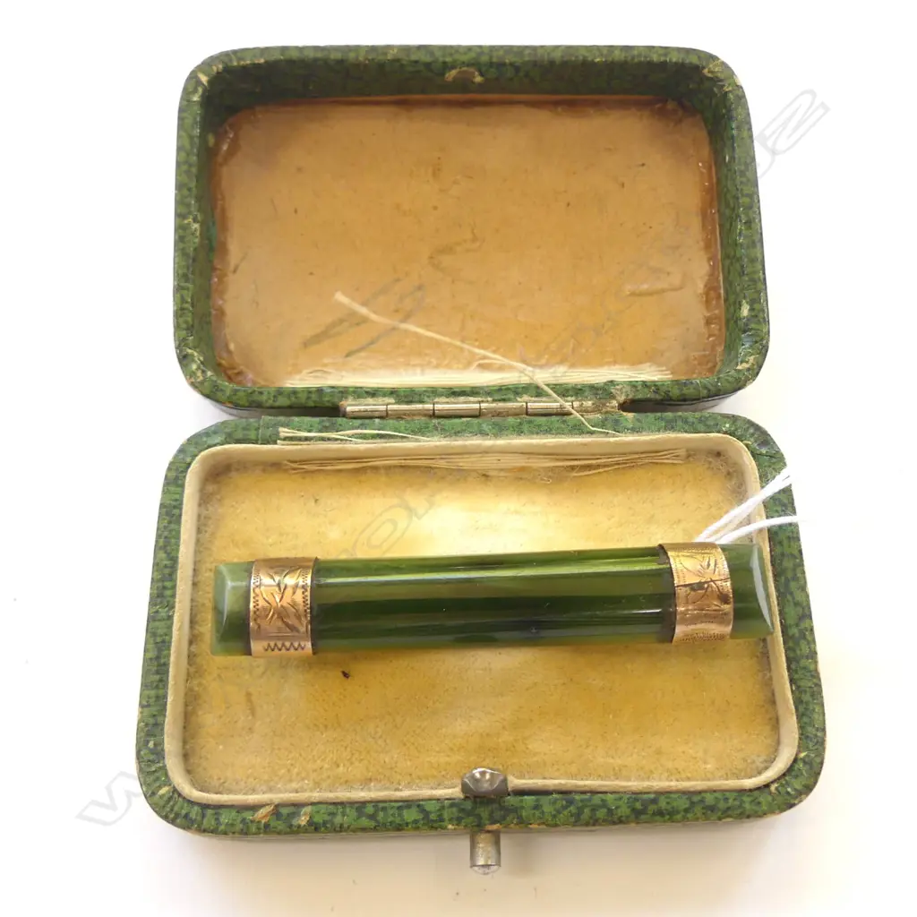 COLONIAL 9CT GOLD GREENSTONE BAR BROOCH, L 52MM Image 1++