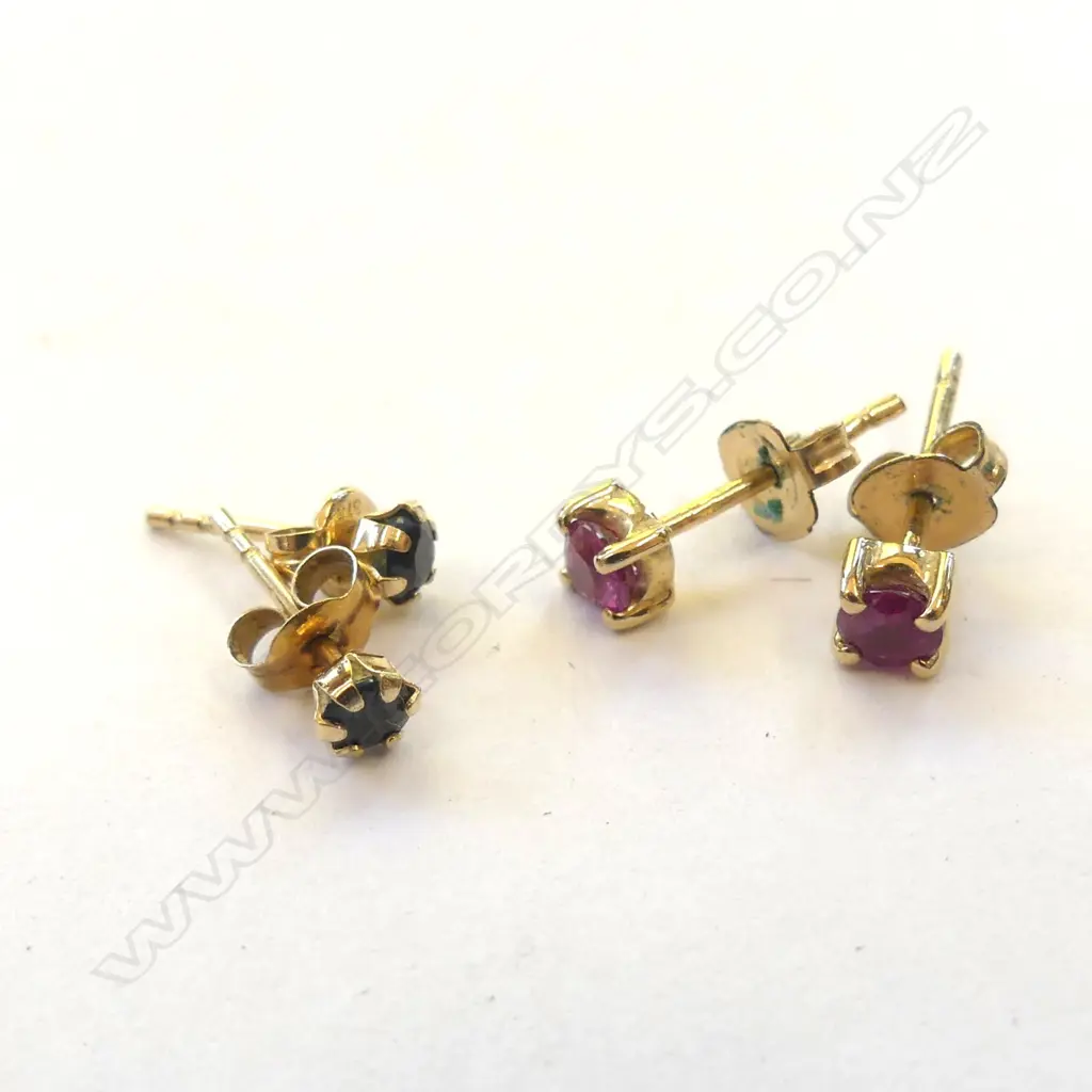 2 PRS EARRINGS, RUBY & SAPPHIRE STUDS, 0.9GMS Image 1++