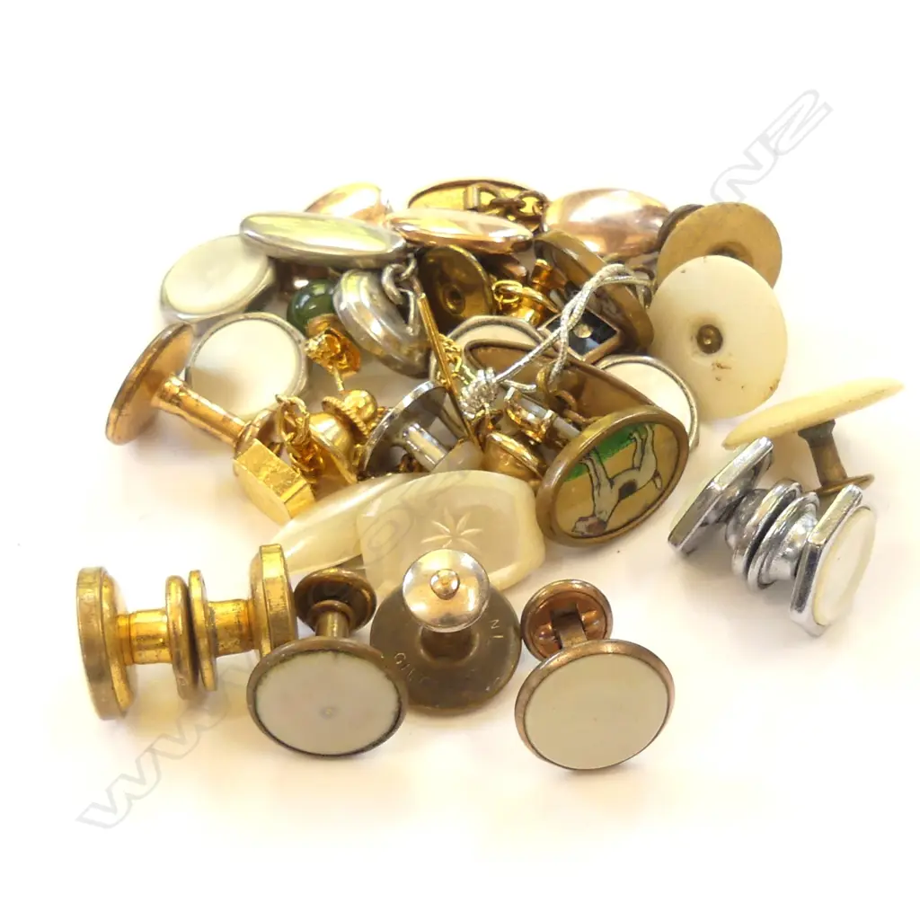 SM BOX VINTAGE LAPEL PINS & CUFF LINKS Image 1++