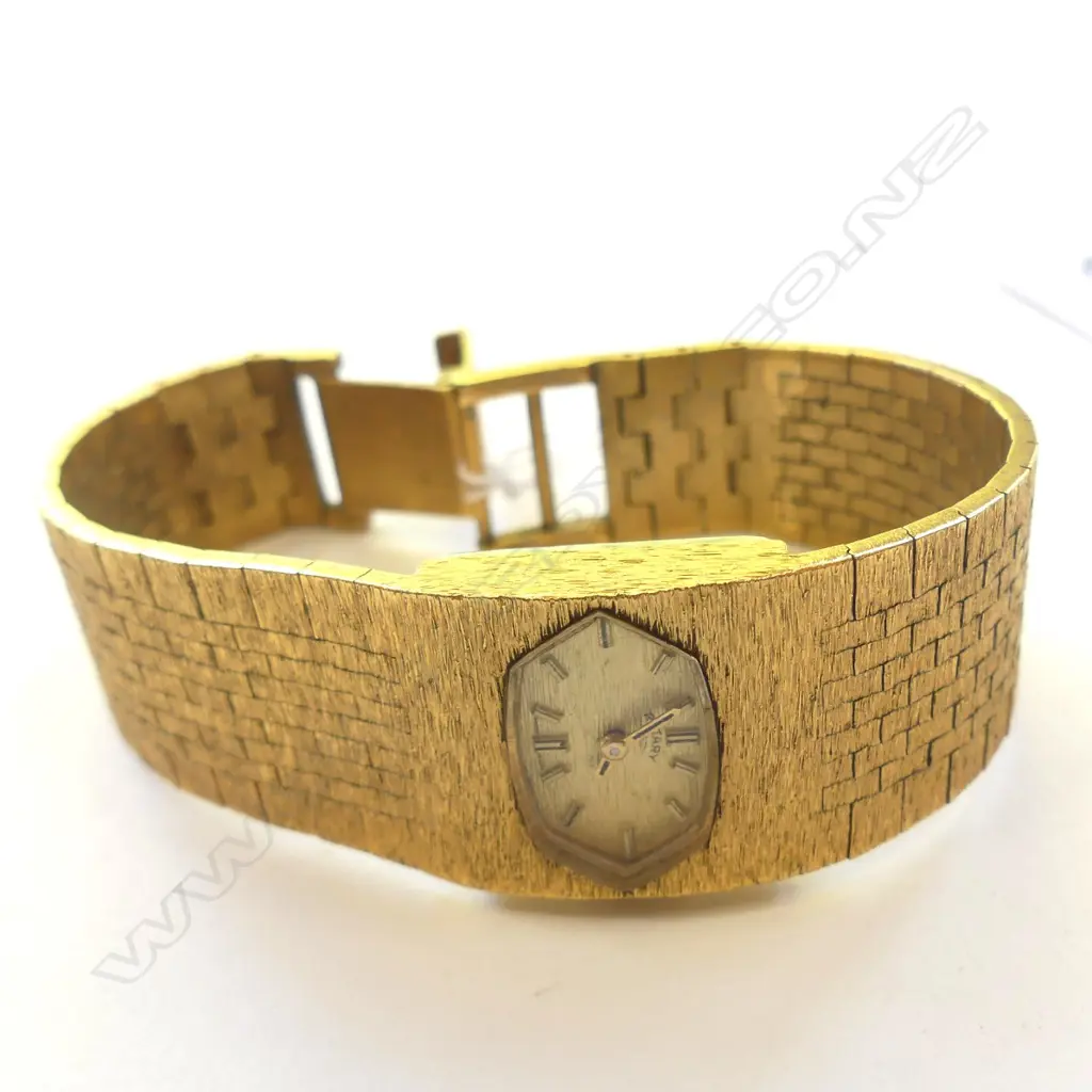 LADY'S STYLISH WRISTWATCH Image 1++