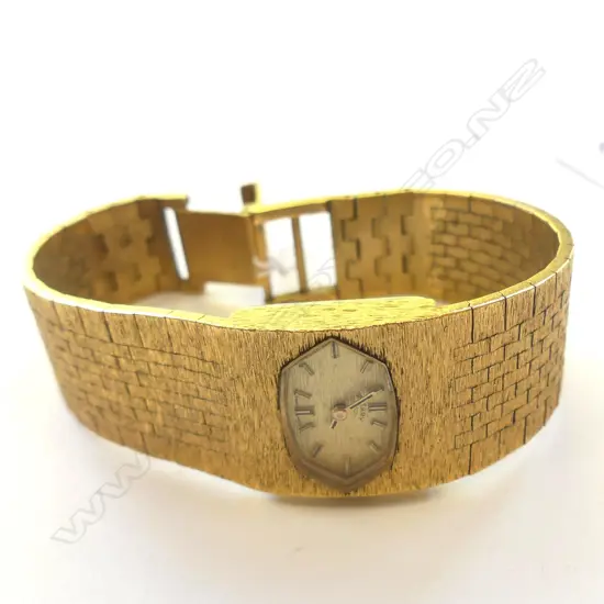 LADY'S STYLISH WRISTWATCH