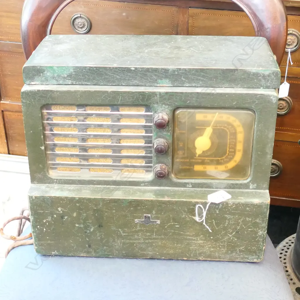 OLD WOODEN 'SKYSCRAPER' VALVE RADIO Image 1++