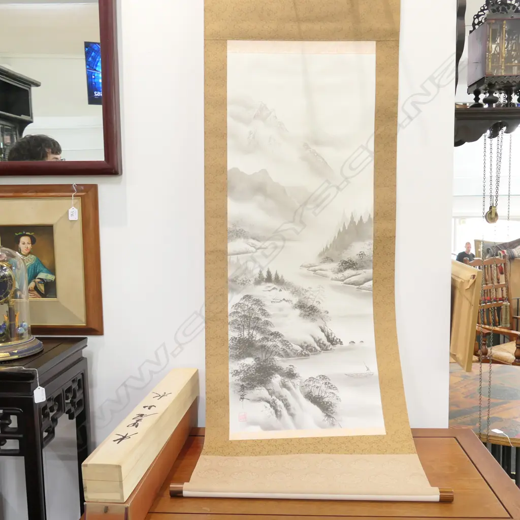 JAPANESE KAKEJIKU (HUNG SCROLL), IN ORIGINAL BOX (193) Image 1++