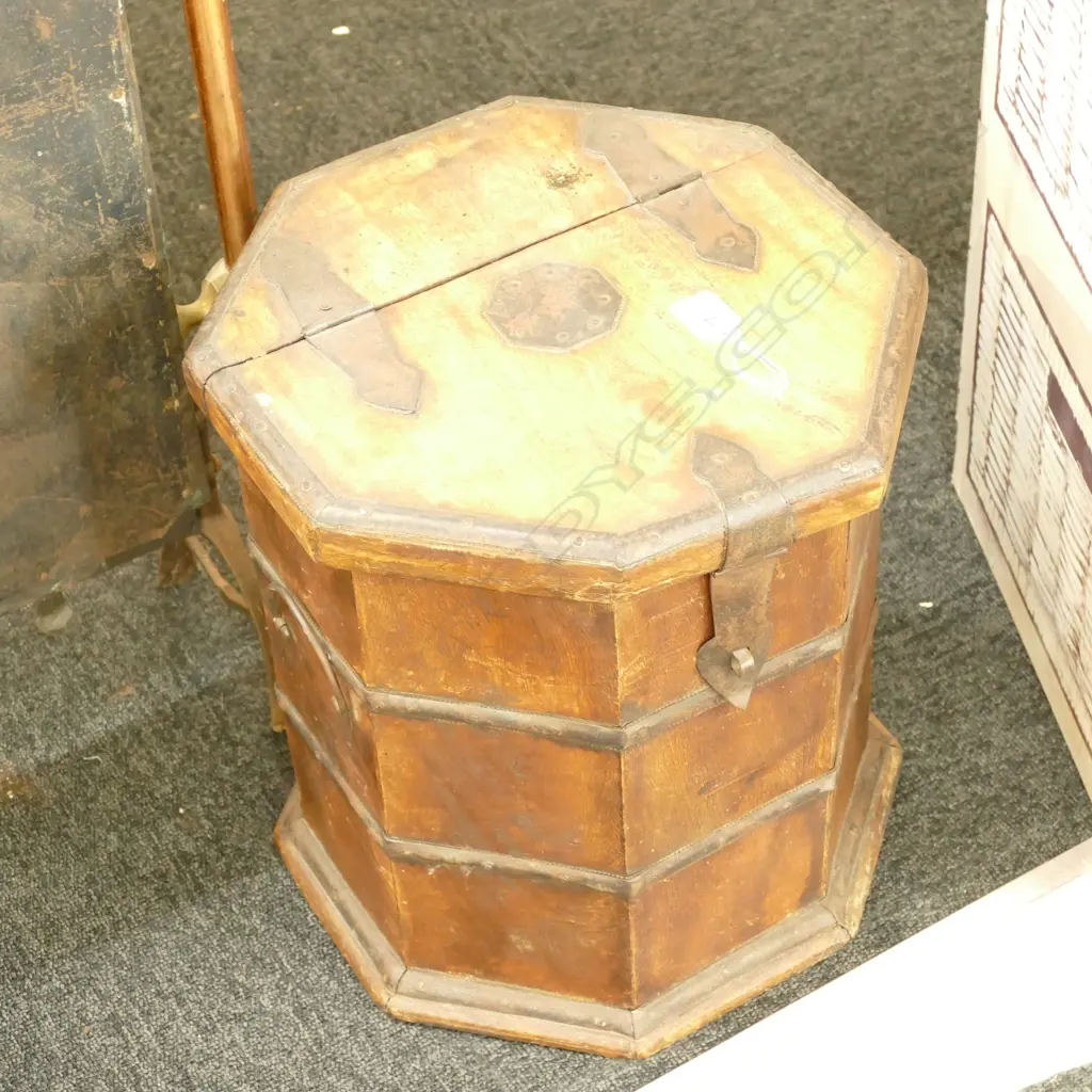 OCTAGONAL EASTERN STORAGE BOX METAL FITTINGS.. Image 1++