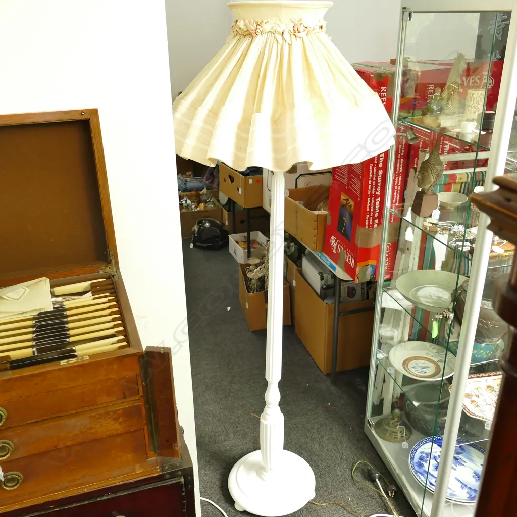 WHITE PAINTED STANDARD LAMP Image 1++