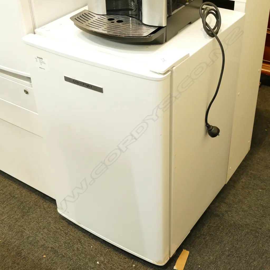 SMALL REFRIGERATOR Image 1++