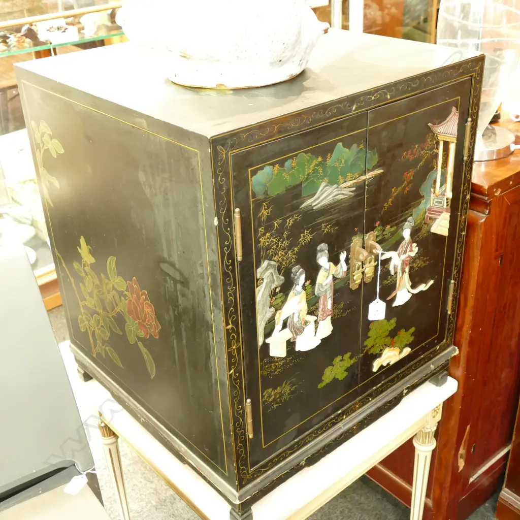 VINTAGE ORIENTAL PAINTED CABINET Image 1++