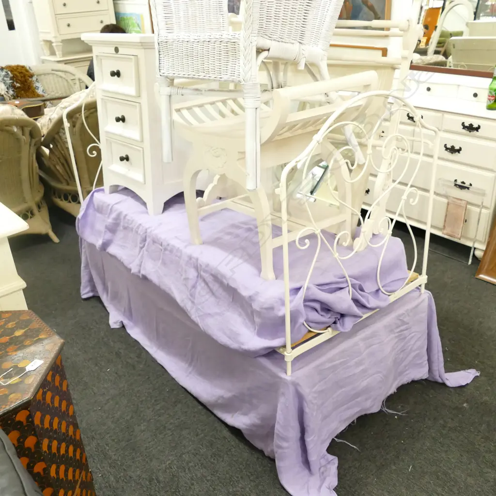 WROUGHT IRON DAY BED ON WOODEN BASE Image 1++