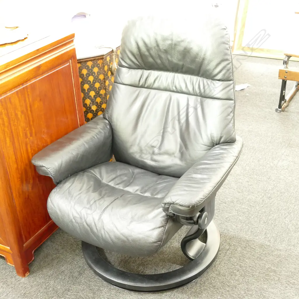 BLACK LEATHER, STRESSLESS RECLINER CHAIR Image 1++