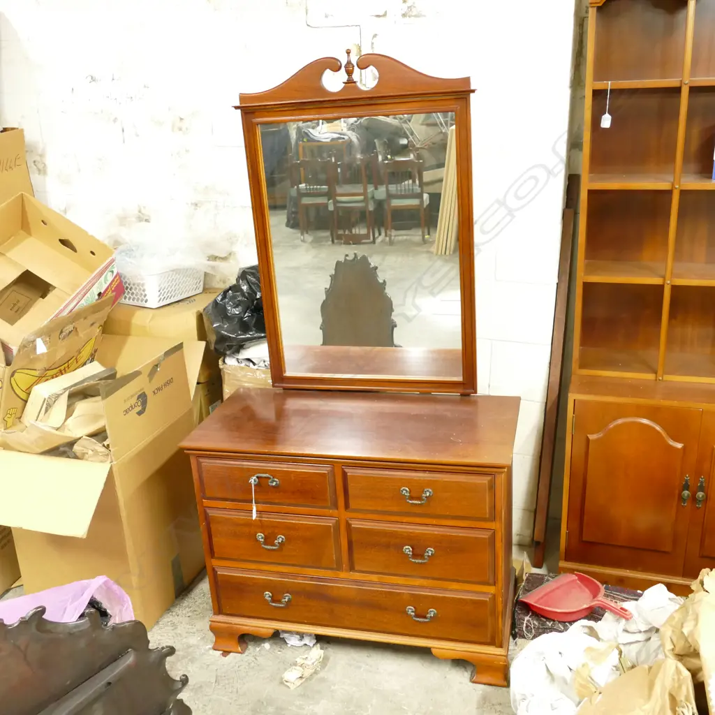 MAHOGANY MIRROR BACKED DRESSING TABLE Image 1++
