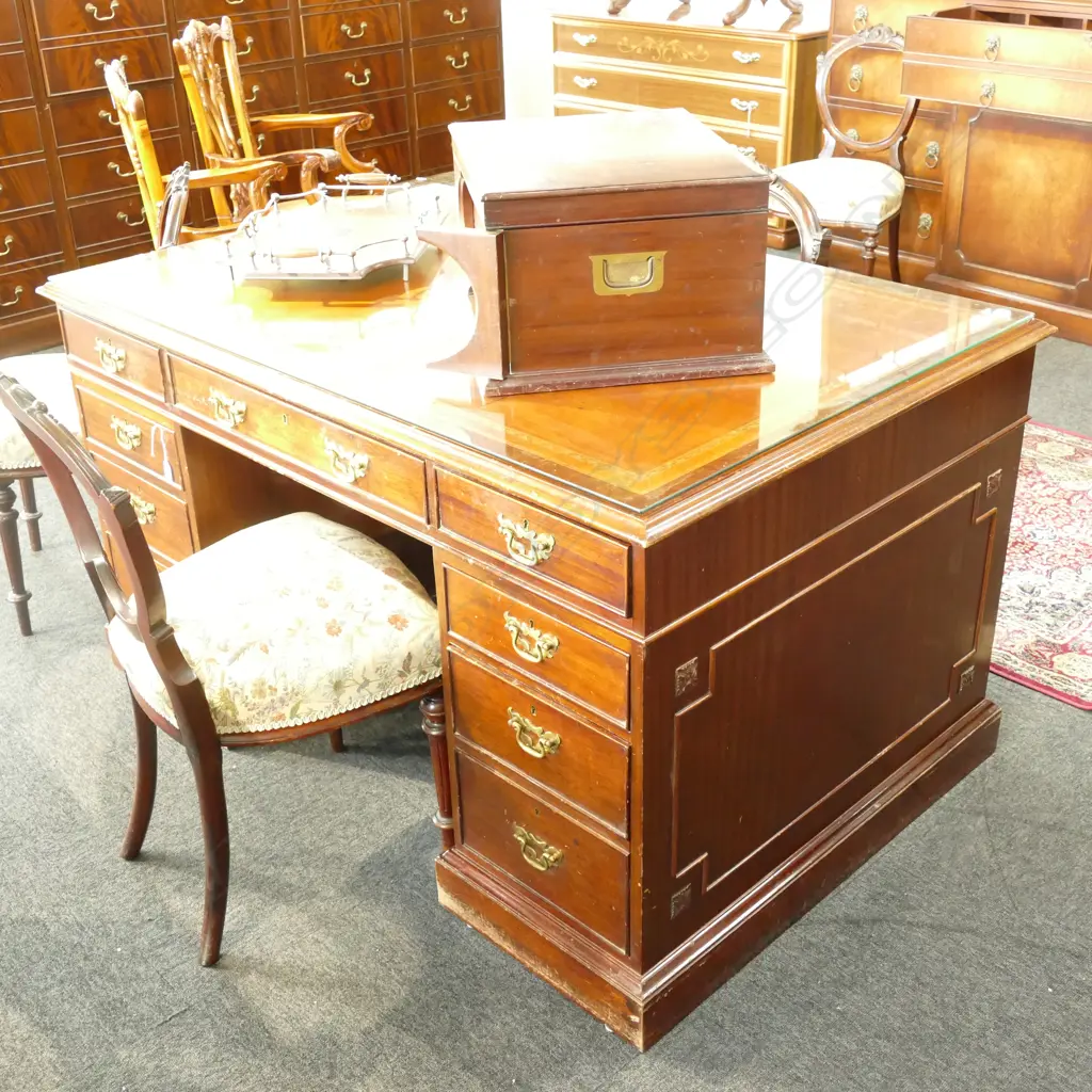TWIN PEDESTAL MAHOGANY PARTNERS DESK Image 1++