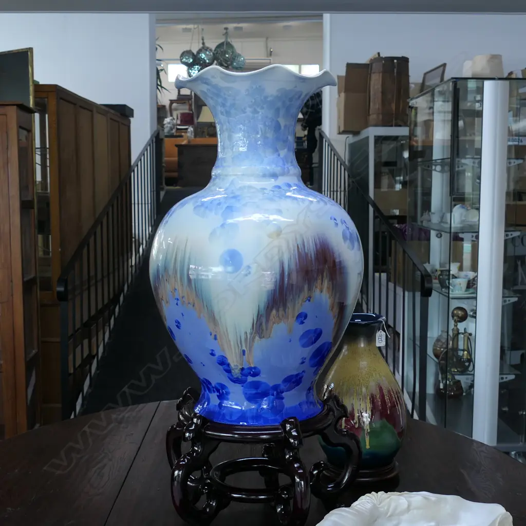 LARGE CHINESE VASE ON STAND Image 1++