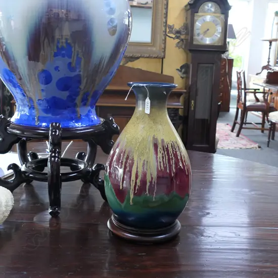 BALUSTER CHINESE VASE WITH WOOD STAND
