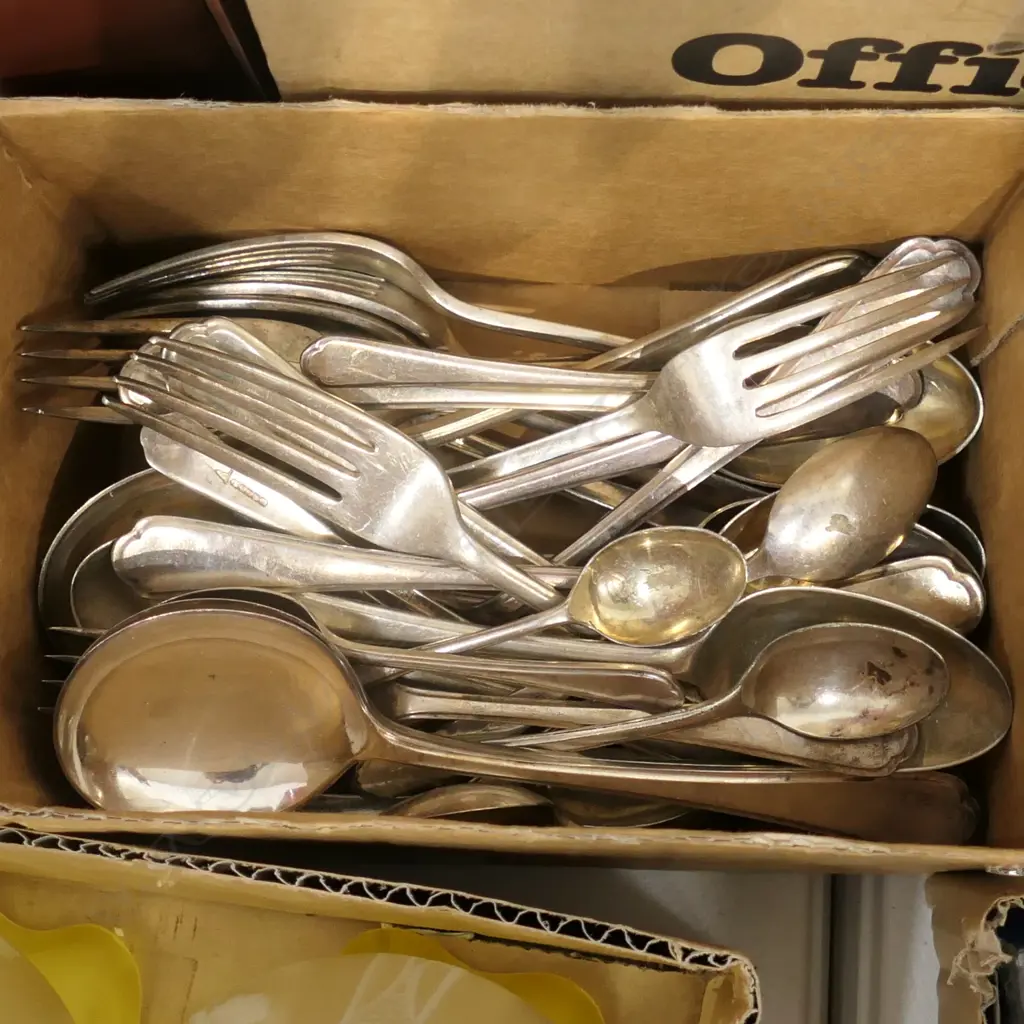 BOX LOT WALKER & HALL CUTLERY Image 1++