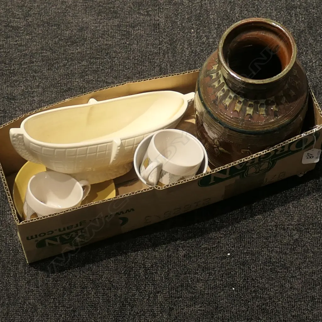 LOT CROWN LYNN / STUDIO POTTERY ETC Image 1++