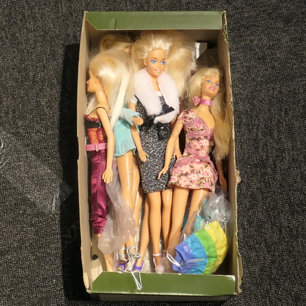 6 MATTEL (BARBIE?)  DOLLS VARIOUSLY DRESSED ETC Image 1++