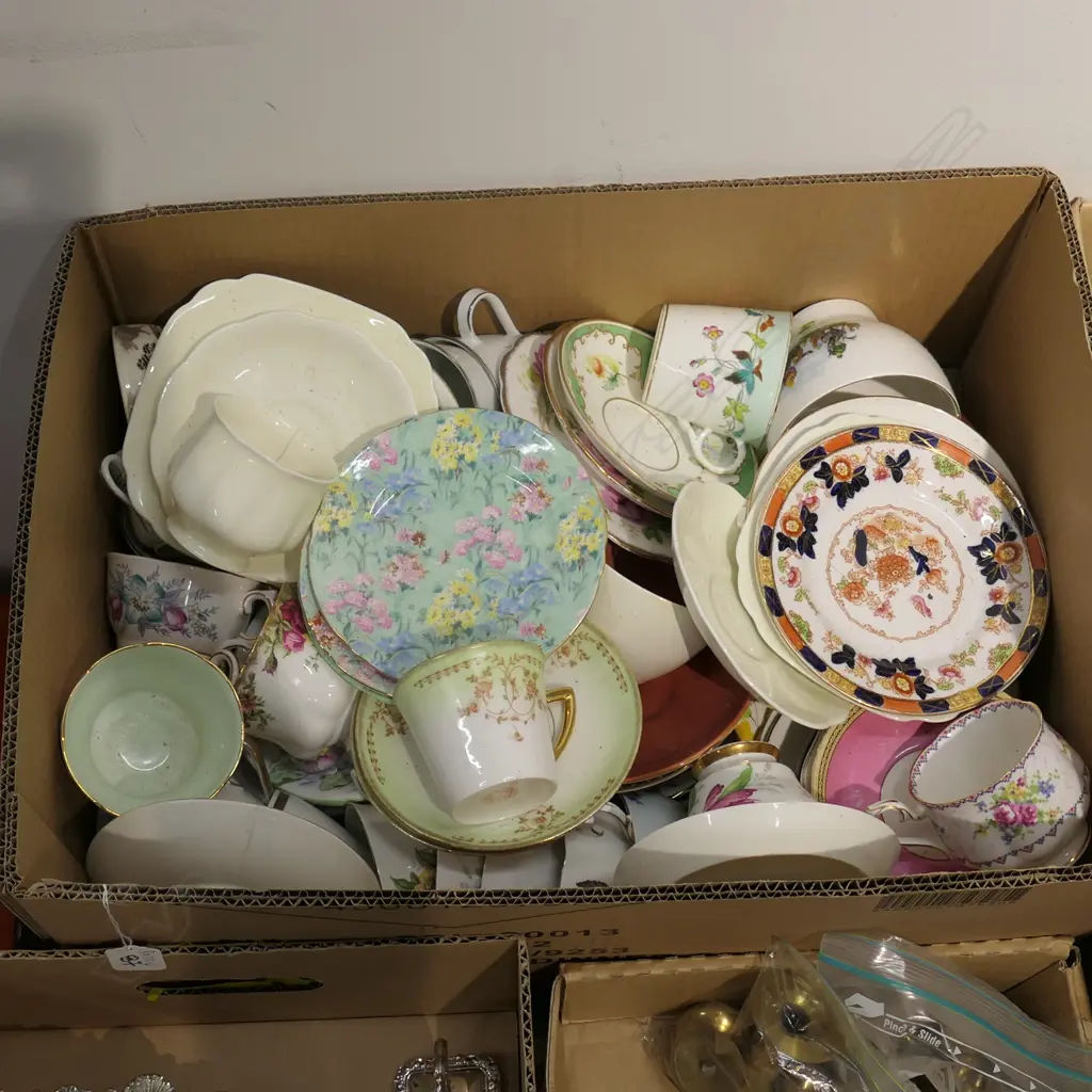 BOX OF MISCELLANEOUS CHINA Image 1++