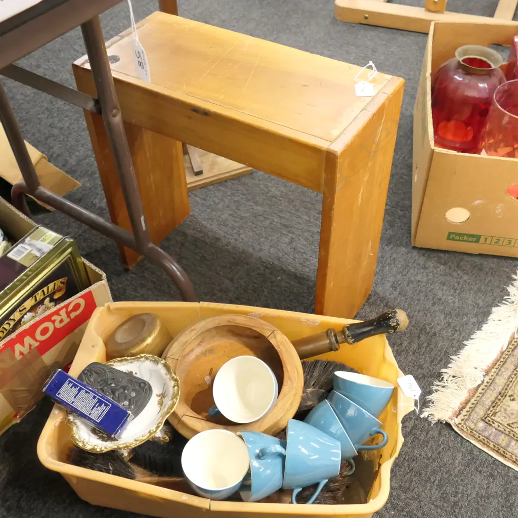 LOT ASST ITEMS + STOOL Image 1++