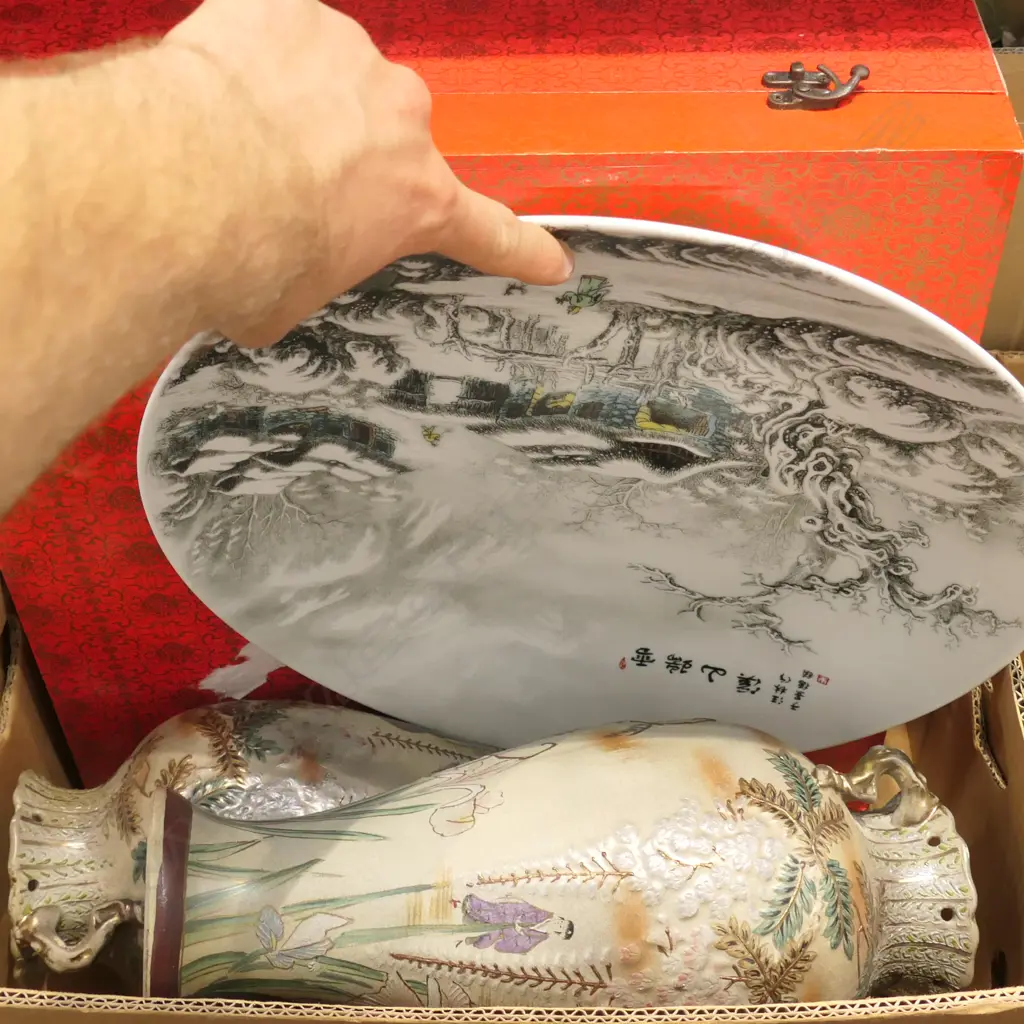 BOX LOT 2 ORIENTAL VASES, BOXED PLATE Image 1++