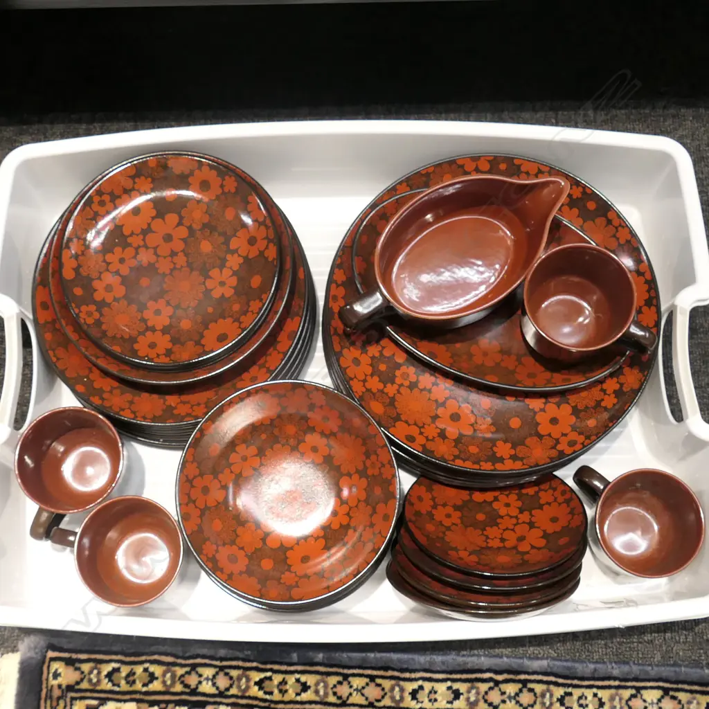 CROWN LYNN MARK CLEVERLY PART DINNER SET Image 1++