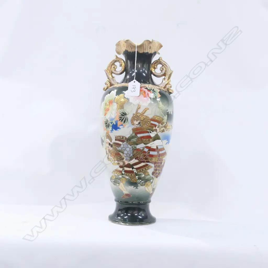 JAPANESE EARTHENWARE 2 HANDLED VASE DECORATED WITH SAMURAI Image 1++