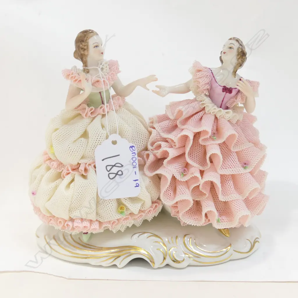 2 STANDING DRESDEN WOMAN H 160 MM a/f Image 1++