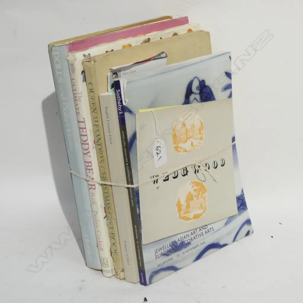 SEL. ANTIQUE REFERENCE BOOKS WEDGWOOD BEARS ETC Image 1++