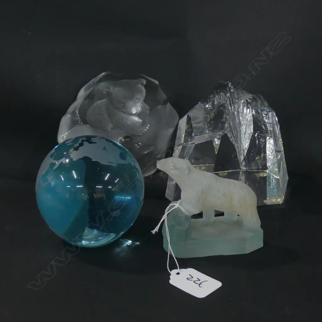 COLLECTION OF GLASS PAPERWEIGHTS, ICICLE FORMS, POLAR BEAR, GLOBE Image 1++