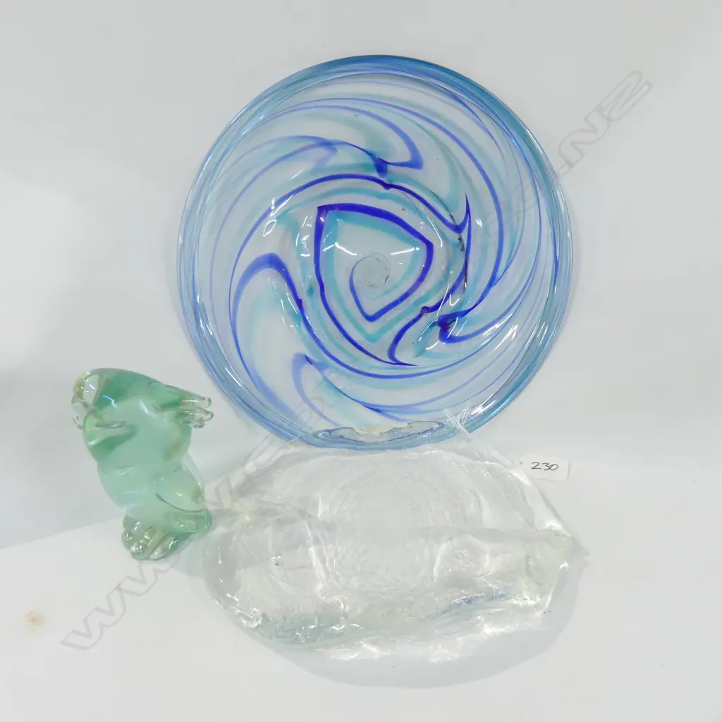 2 ART GLASS PLATES AND PARROT PAPERWEIGHT 280MM DIA Image 1++