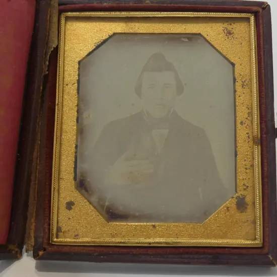 19THC DAGGEROTYPE CASED PHOTO YOUNG MAN