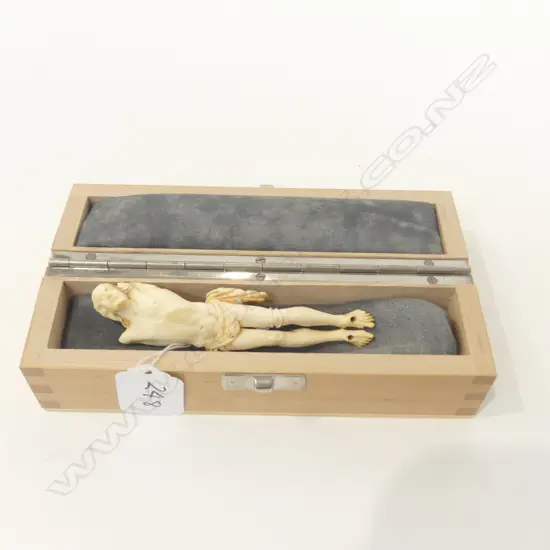 ANTIQUE IVORY CARVED CORPUS CHRISTI, H.106mm IN LATER WOOD BOX