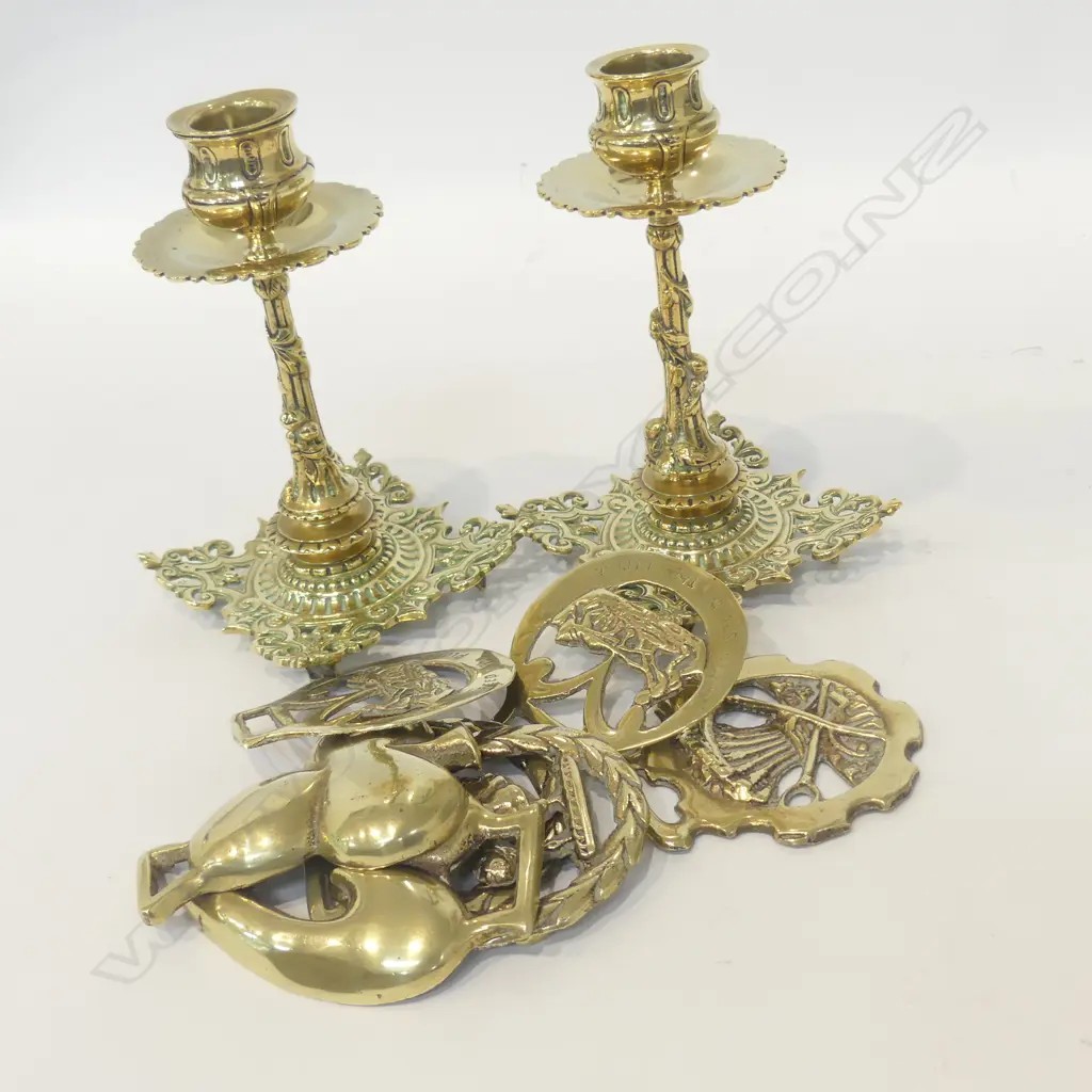 PR BRASS CANDLESTICKS + ASST HORSE BRASSES Image 1++