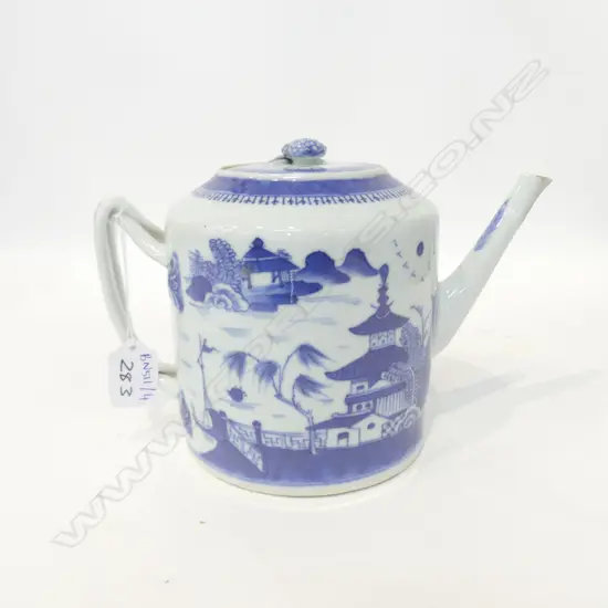 B/W TEAPOT 19CENT. OR EARLIER CHIP TO SPOUT