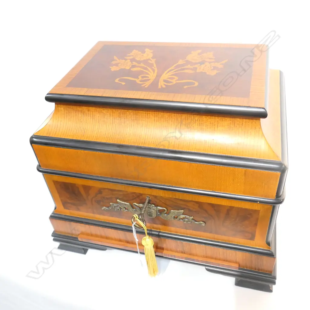 LIDDED INLAY BAR CHEST W/ DECANTERS ETC. W. 420MM Image 1++