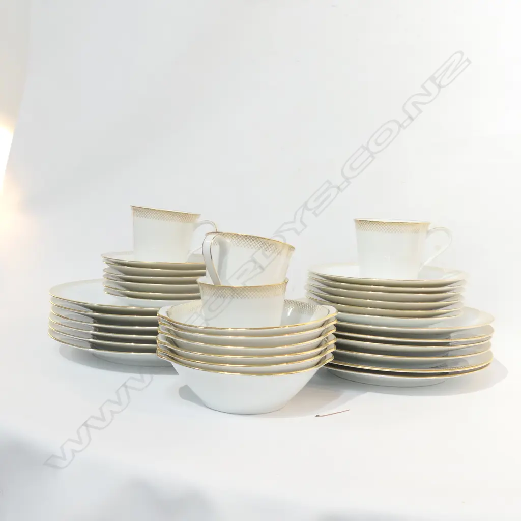 NORITAKE DINNER SET 'SEVILLE' WHITE W/ GILT TRIM Image 1++