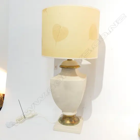 LARGE TABLE LAMP 