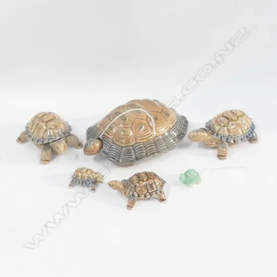 SET OF FIVE WADE GRADUATED LIDDED TURTLES (LARGEST 170MM) + SM CRYSOPHASE TURTLE,