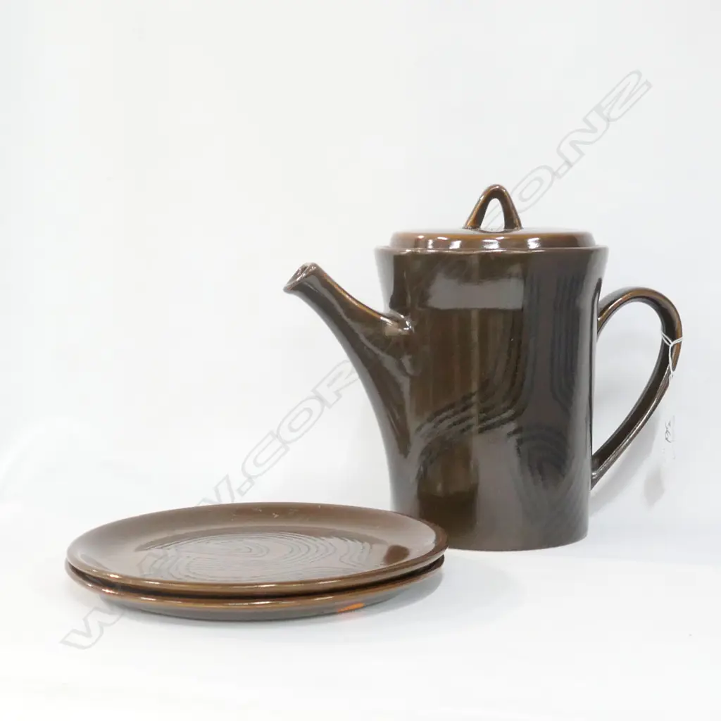 CROWN LYNN BELLAMYS COFFEE POT & 2 PLATES Image 1++