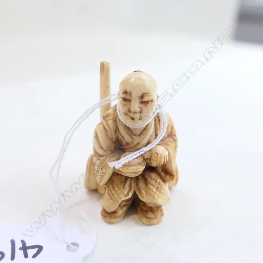 VINTAGE IVORY NETSUKE SEATED OLD MAN Image 1++