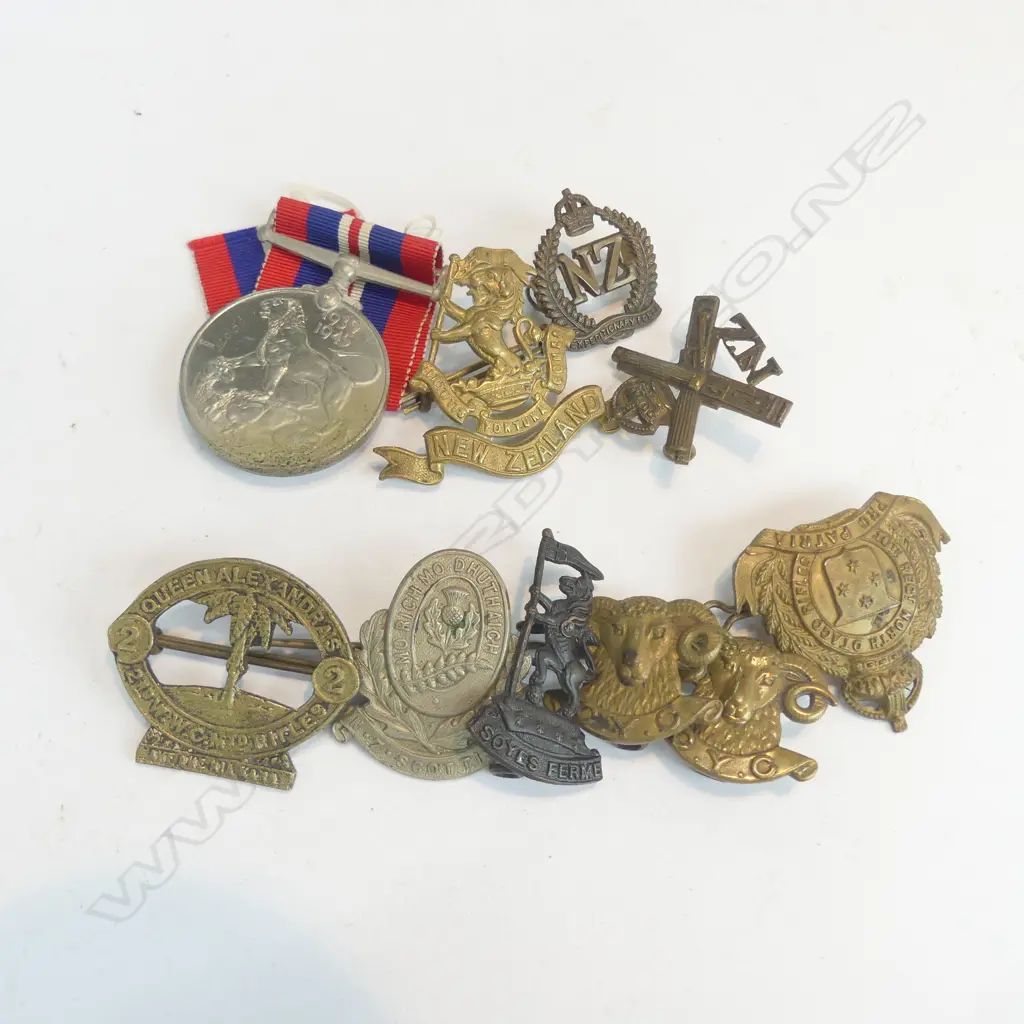 2 BAGS MILITARY BADGES APPROX 9 + 1 MEDAL Image 1++