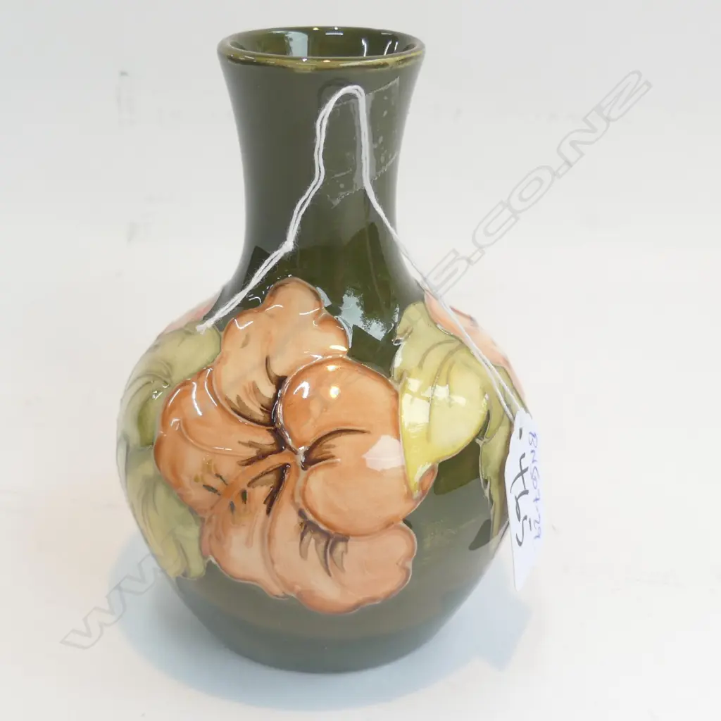MOORCROFT VASE SMALL HIBISCUS ON GREEN Image 1++