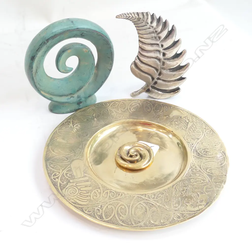 MAORI BRONZE PLATE 240 DIA, SILVER FERN AND KORU ORNAMENT Image 1++