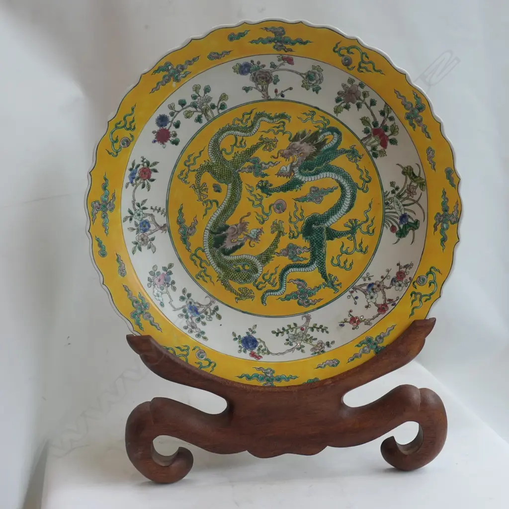 LARGE CHINESE PORCELAIN CHARGER DECORATED WITH GREEN DRAGONS ON EGG YOLK YELLOW GROUND, KAMGXI MARKS Image 1++
